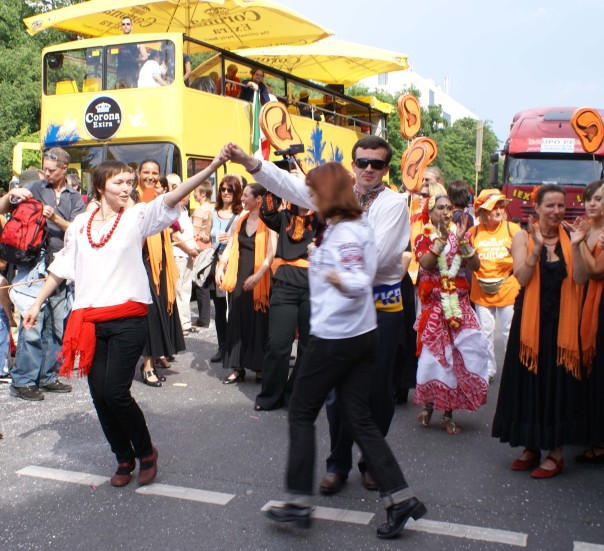 Танцюристами на час карнавалу стали і українці з Ukraine Kompetenz Zentrum